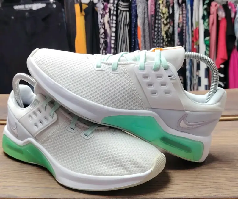 Zapatillas deportivas blancas con detalles verdes