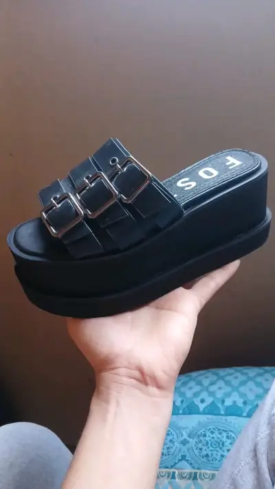 Sandalias negras con plataforma y hebillas - miniatura 1