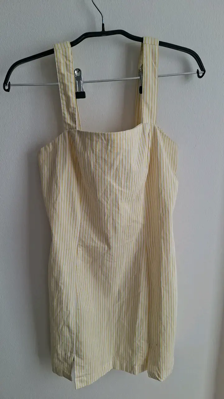 Vestido corto a rayas amarillo y blanco - 2