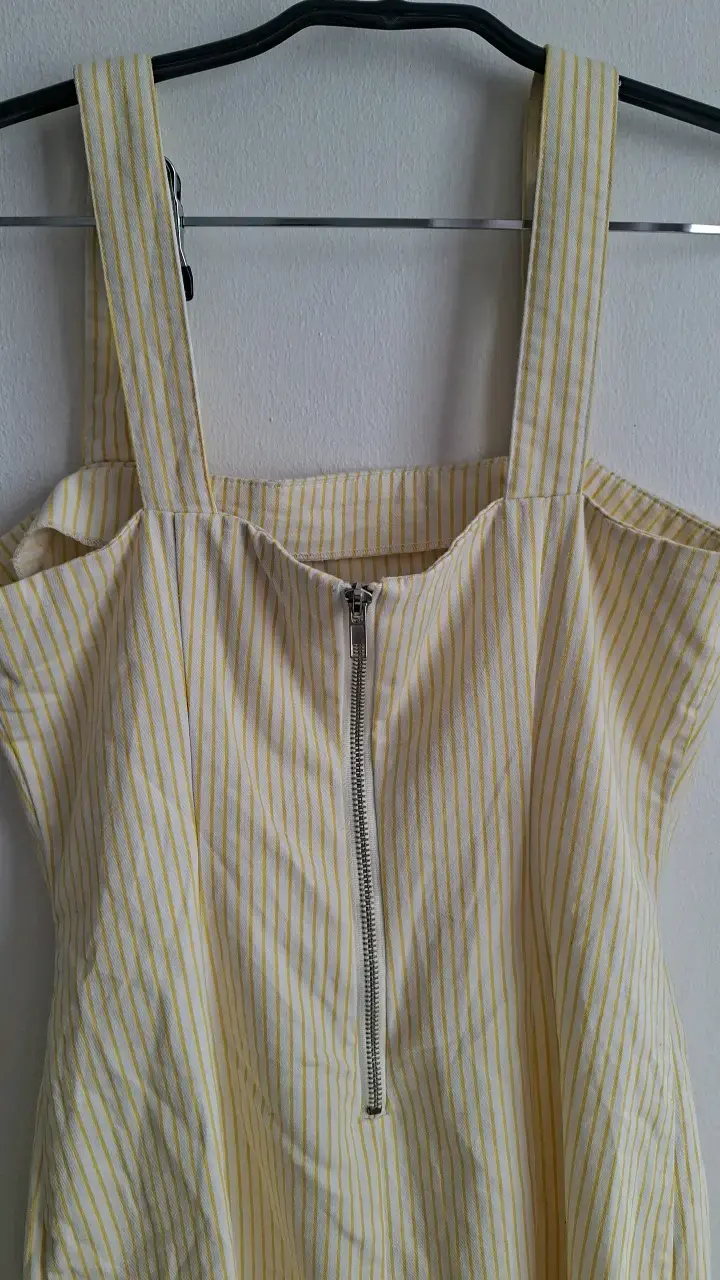 Vestido corto a rayas amarillo y blanco - 4