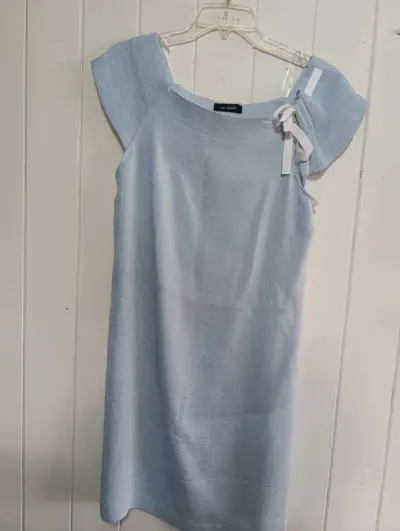 Vestido azul claro con lazo en el hombro - miniatura 1