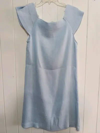 Vestido azul claro con lazo en el hombro - miniatura 4