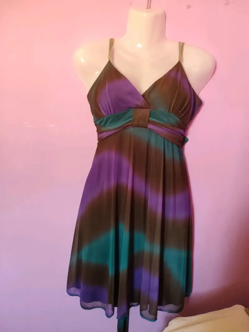 Vestido corto de tirantes con diseño tie-dye