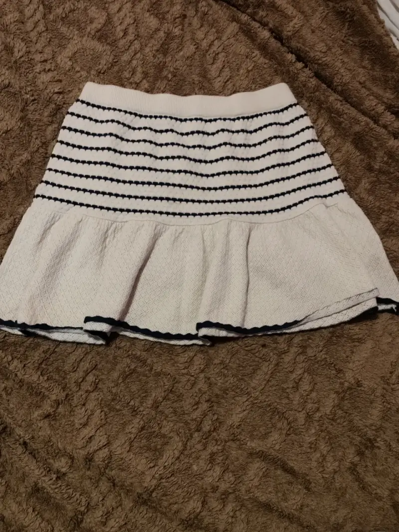 Falda corta blanca con rayas negras
