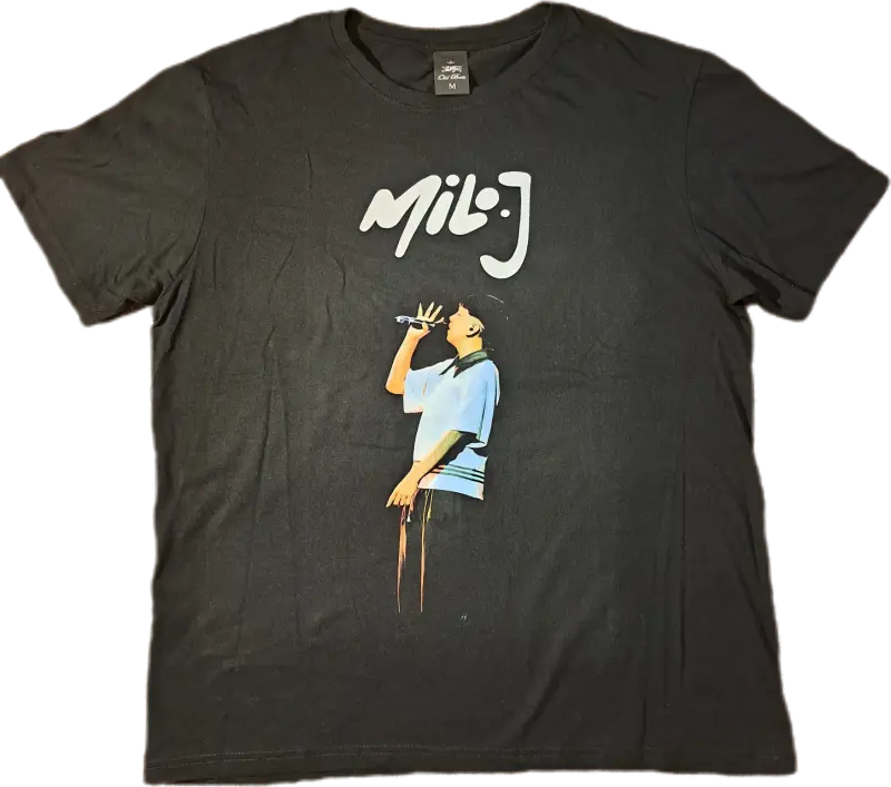 Polera negra Mil J con diseño de cantante