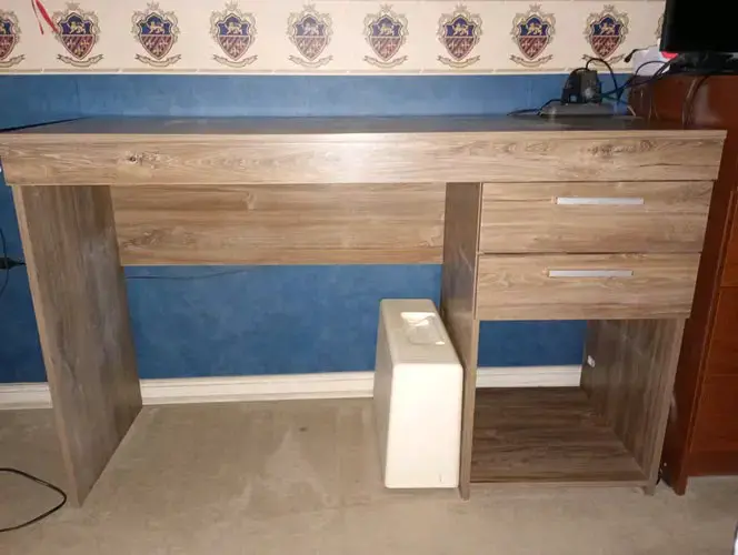 Escritorio de madera con cajones - 1