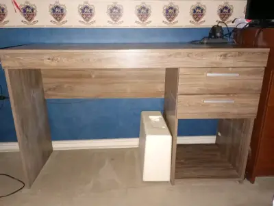 Escritorio de madera con cajones - miniatura 1