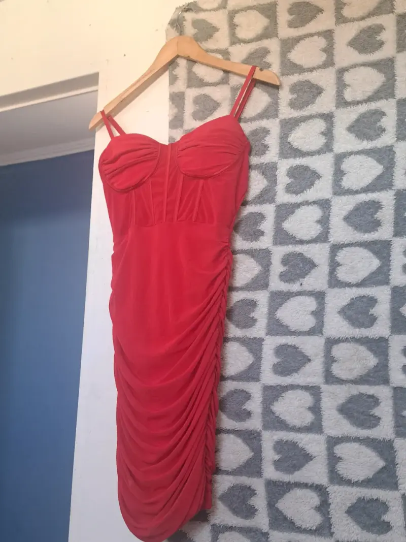 Vestido rojo ajustado con tirantes - 1