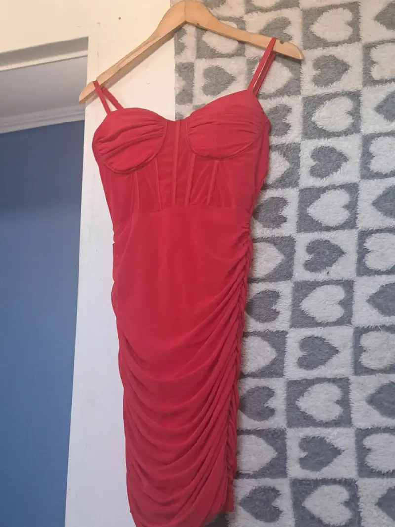 Vestido rojo ajustado con tirantes - 2
