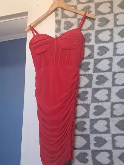 Vestido rojo ajustado con tirantes - miniatura 2