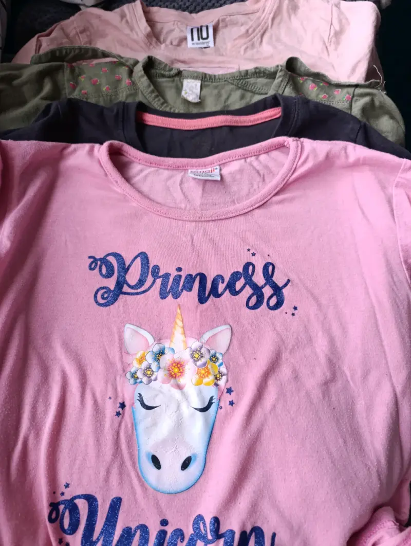 Lote de poleras para niña con estampados variados - 1