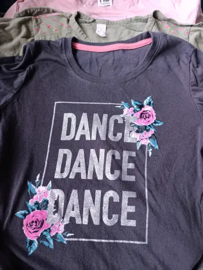 Lote de poleras para niña con estampados variados - miniatura 2