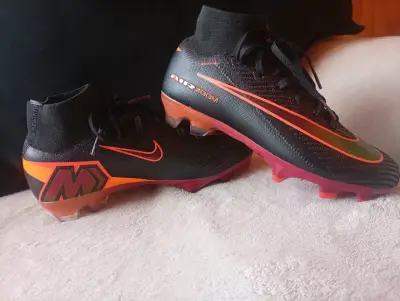 Botines de fútbol Nike Air Zoom negros y naranjas - miniatura 1