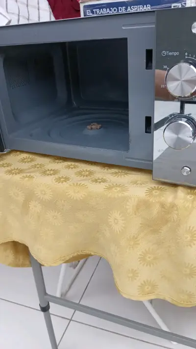 Microondas gris con controles manuales - miniatura 3