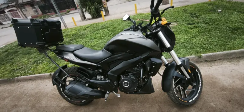 Moto deportiva Dominar 400 negra con maletero - 1