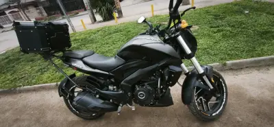 Moto deportiva Dominar 400 negra con maletero - miniatura 1