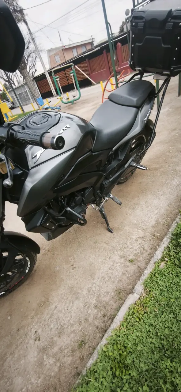 Moto deportiva Dominar 400 negra con maletero - 2