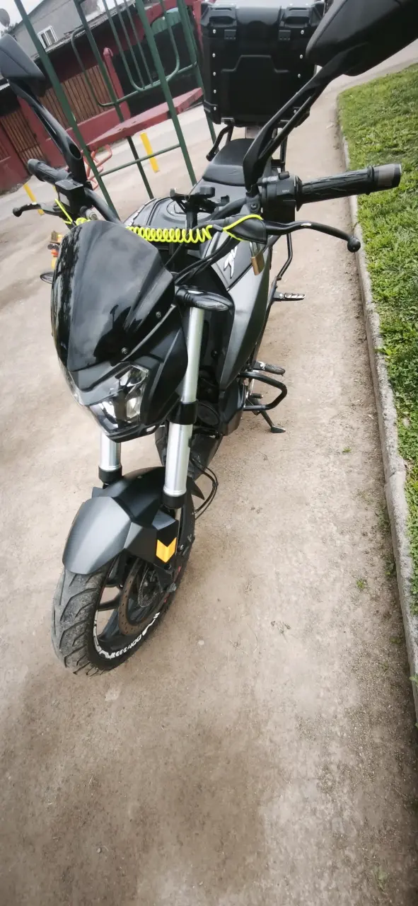 Moto deportiva Dominar 400 negra con maletero - 3