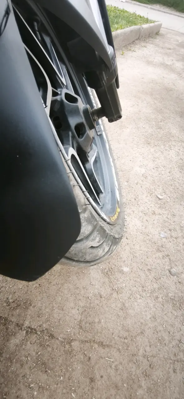 Moto deportiva Dominar 400 negra con maletero - 4
