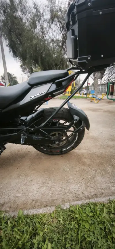 Moto deportiva Dominar 400 negra con maletero - miniatura 6