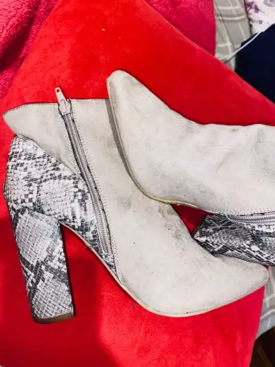 Botines de tacón alto con diseño de serpiente - miniatura 1