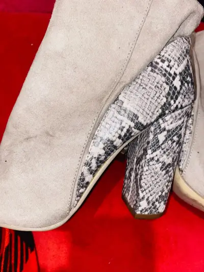 Botines de tacón alto con diseño de serpiente - miniatura 4