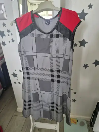 Vestido sin mangas a cuadros con detalles rojos - miniatura 1