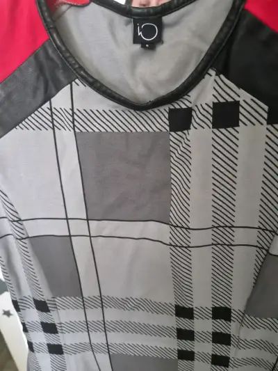 Vestido sin mangas a cuadros con detalles rojos - miniatura 2