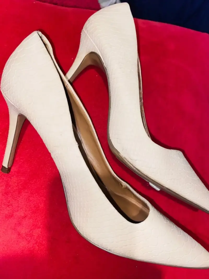Tacones altos beige con textura elegante - 1