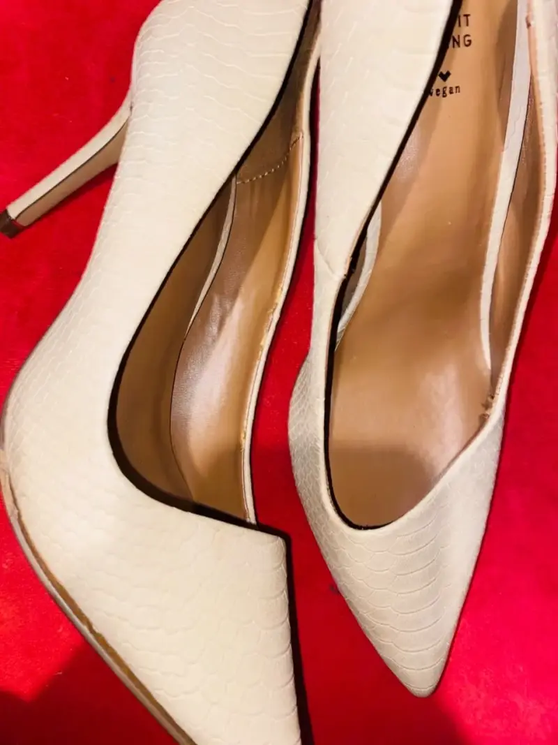 Tacones altos beige con textura elegante - 2