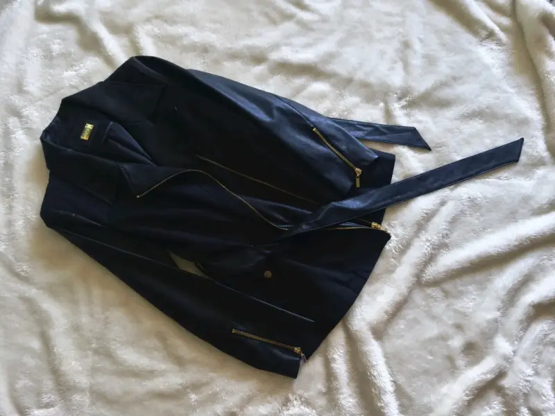 Chaqueta de cuero negra con cierre dorado - 1