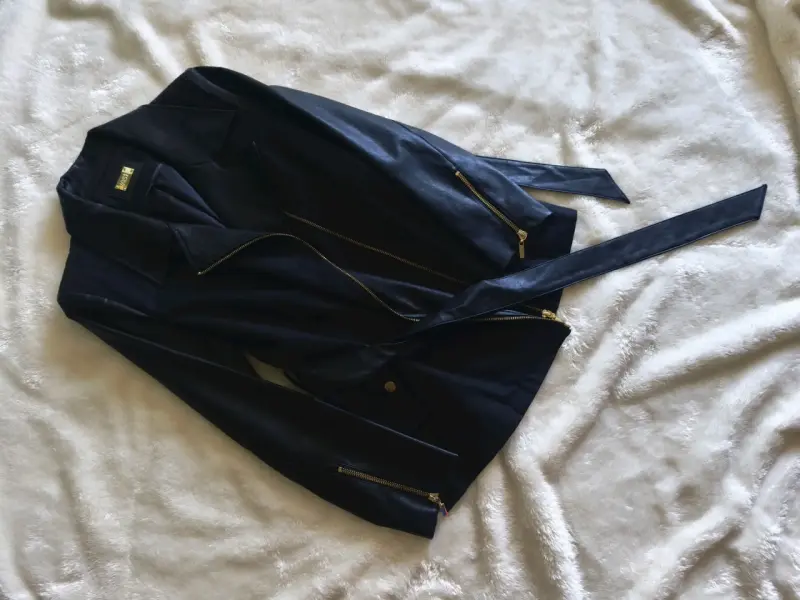Chaqueta de cuero negra con cierre dorado - 2