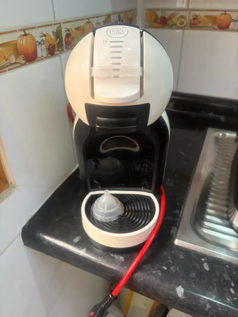 Cafetera Nescafé Dolce Gusto blanca y negra - 1