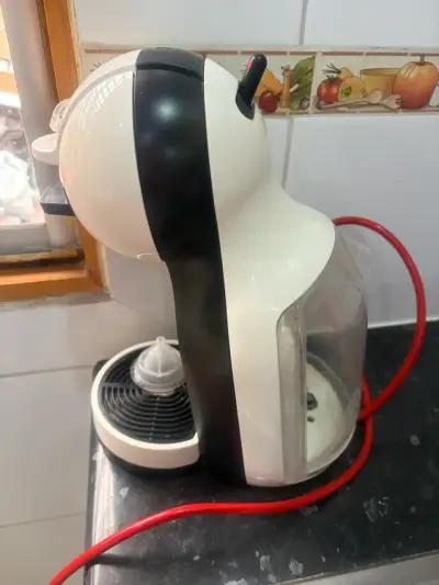 Cafetera Nescafé Dolce Gusto blanca y negra - miniatura 2
