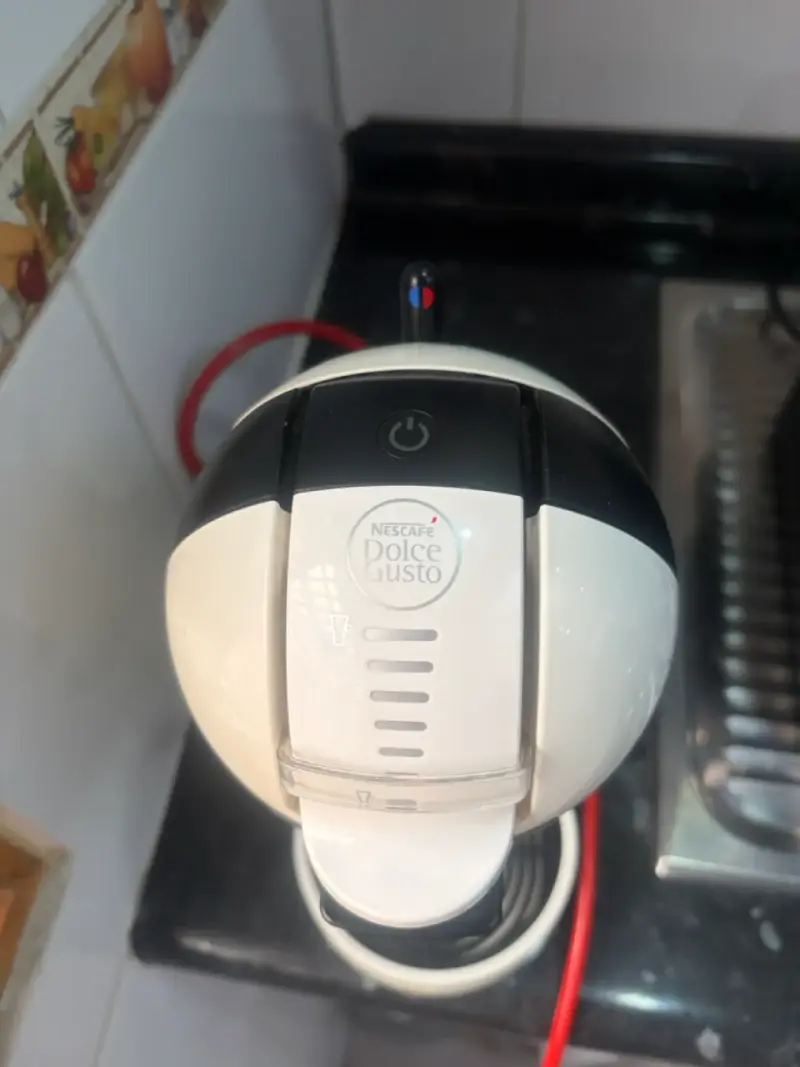 Cafetera Nescafé Dolce Gusto blanca y negra - 3