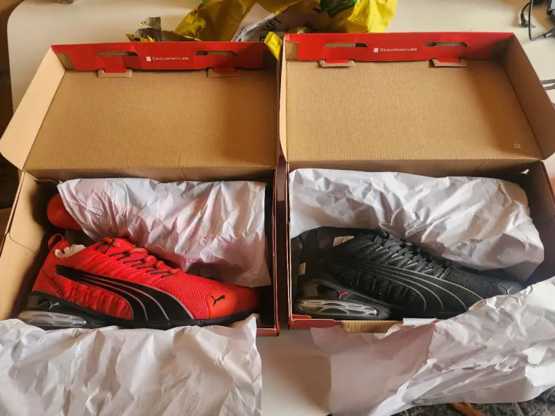 Zapatillas Deportivas Puma Roja y Negra - 1