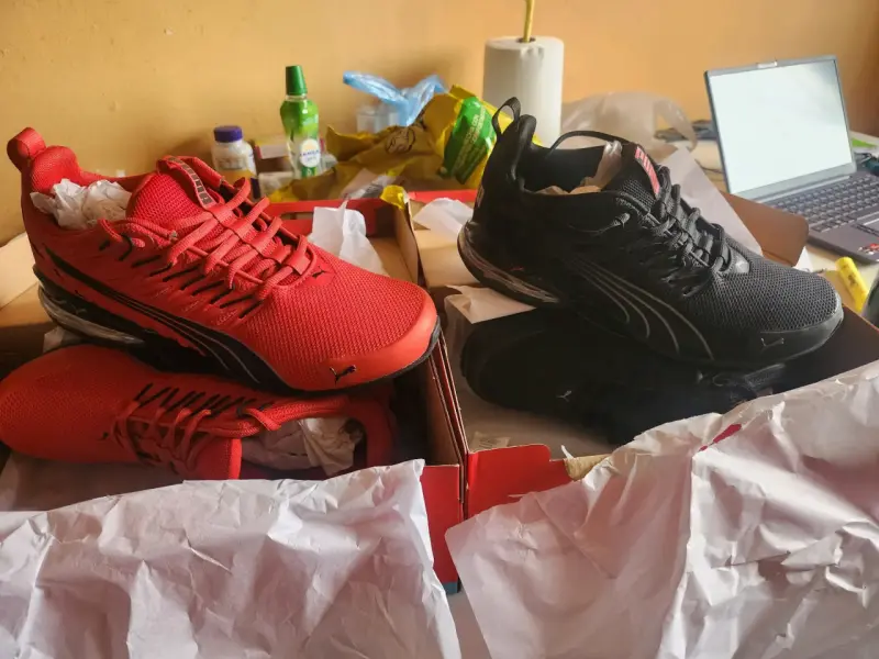 Zapatillas Deportivas Puma Roja y Negra - 2