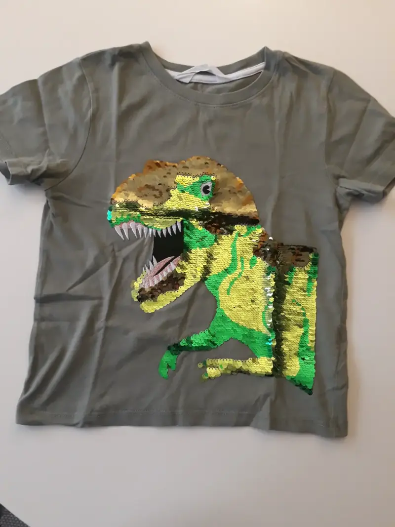 Polera infantil con diseño de dinosaurio en lentejuelas