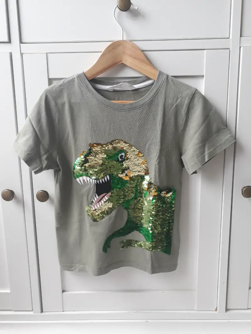 Polera infantil con diseño de dinosaurio en lentejuelas - 2