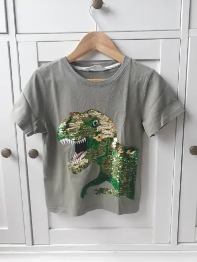 Polera infantil con diseño de dinosaurio en lentejuelas - miniatura 2