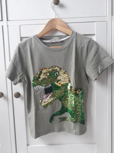 Polera infantil con diseño de dinosaurio en lentejuelas - miniatura 3