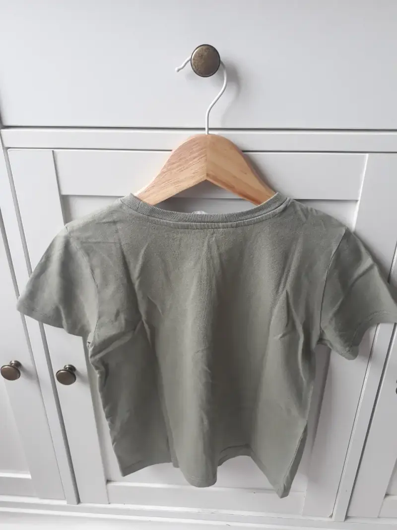 Polera infantil con diseño de dinosaurio en lentejuelas - 4
