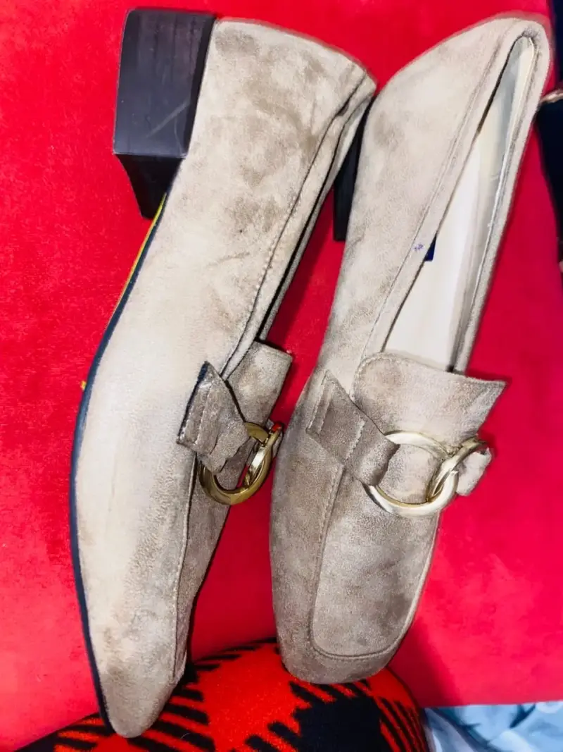 Zapatos de mujer beige con hebilla dorada Dasinu - 1