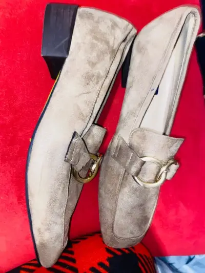 Zapatos de mujer beige con hebilla dorada Dasinu - miniatura 1