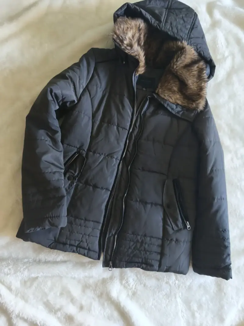 Chaqueta de invierno negra con capucha de piel sintética - 1