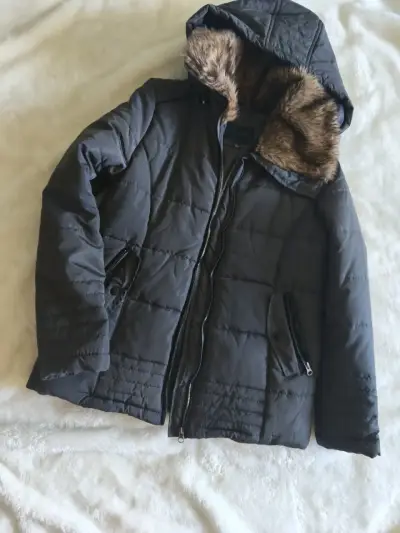 Chaqueta de invierno negra con capucha de piel sintética - miniatura 1