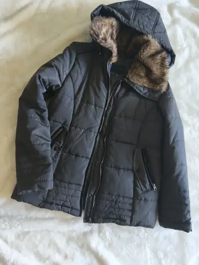 Chaqueta de invierno negra con capucha de piel sintética - miniatura 2