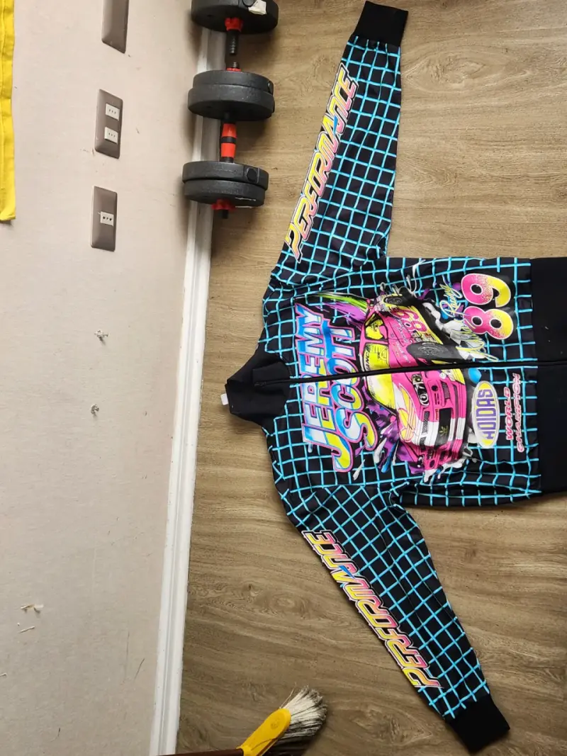 Chaqueta Adidas Jeremy Scott diseño retro - 1