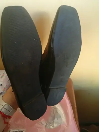 Zapatos de charol negro con hebillas - miniatura 3