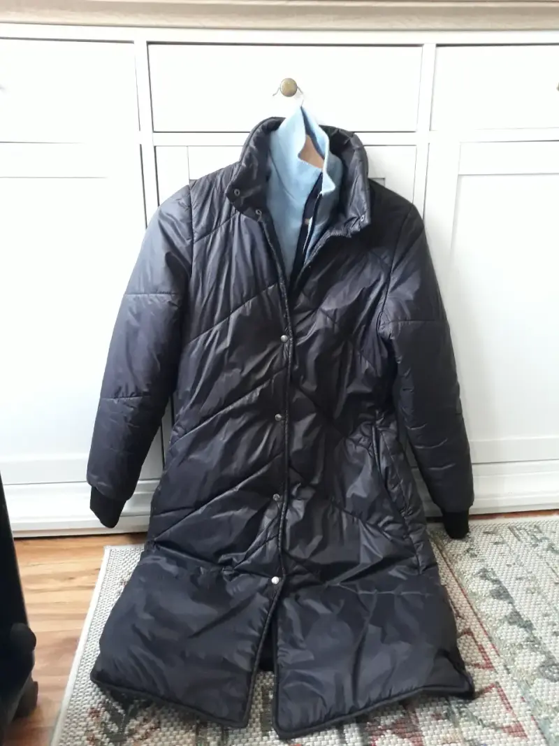 Abrigo largo acolchado negro para mujer
